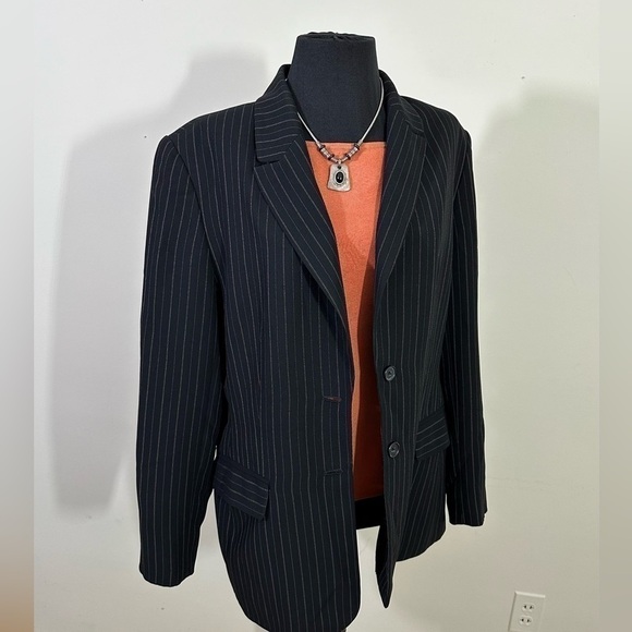 Laura Scott sz 12 blazer black pin stripe. Two button   Front pockets - Picture 11 of 14